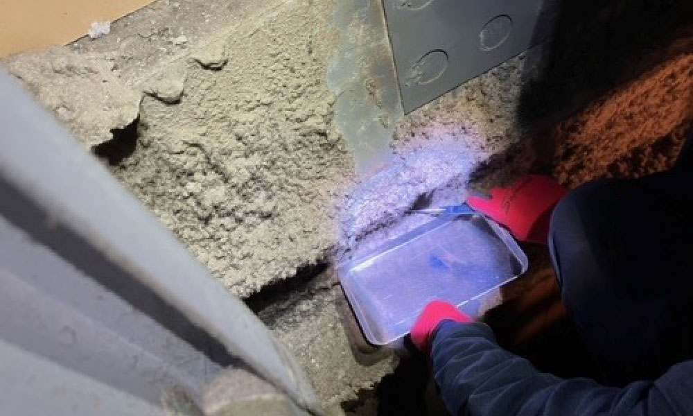 某オフィスビル　エレベーター内　吹付け材