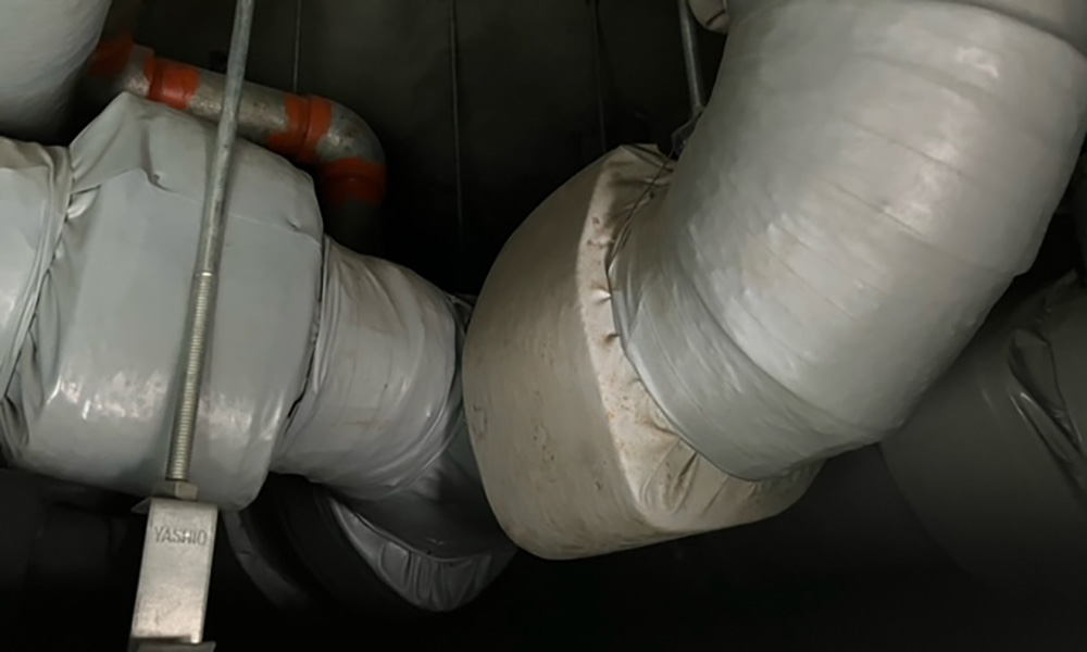 某工場　天井裏　配管　保温材・パッキン