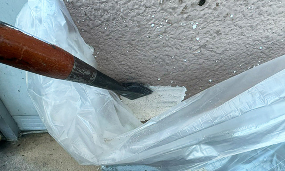 某スーパーマーケット　外壁塗材　検体採取